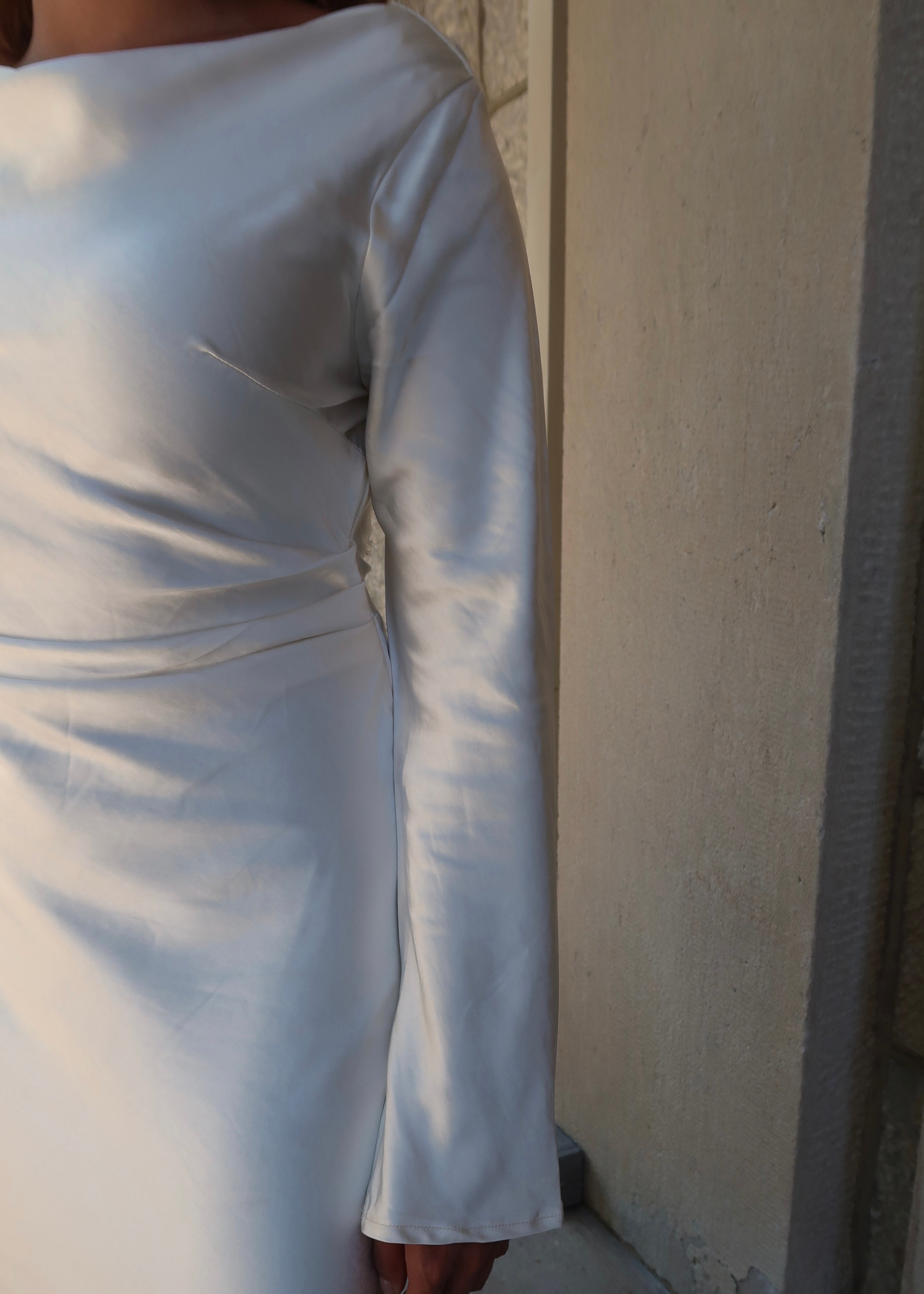 Long sleeve white maxi dress, satin, open back, tied
