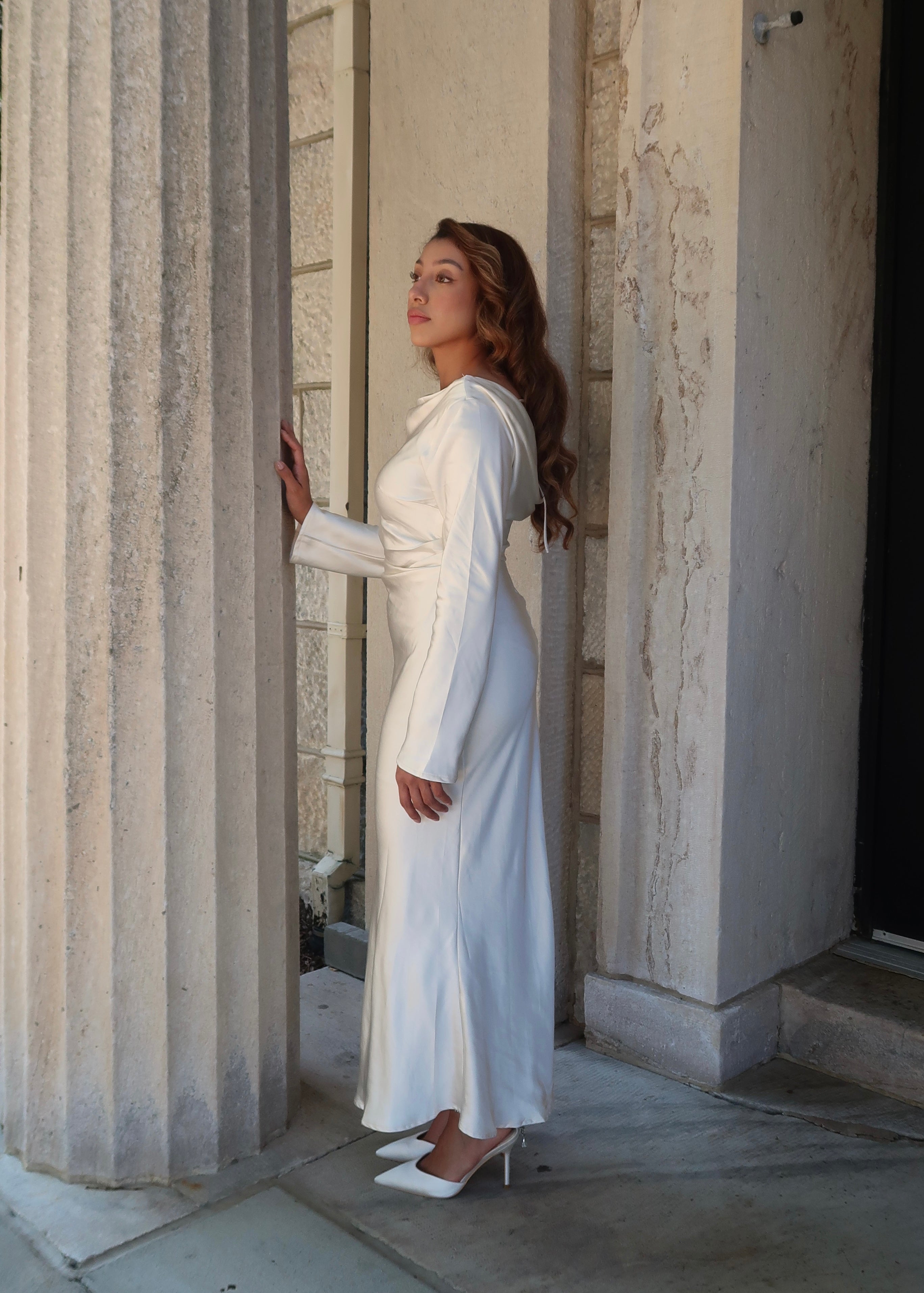 Long sleeve white maxi dress, satin, open back, tied 