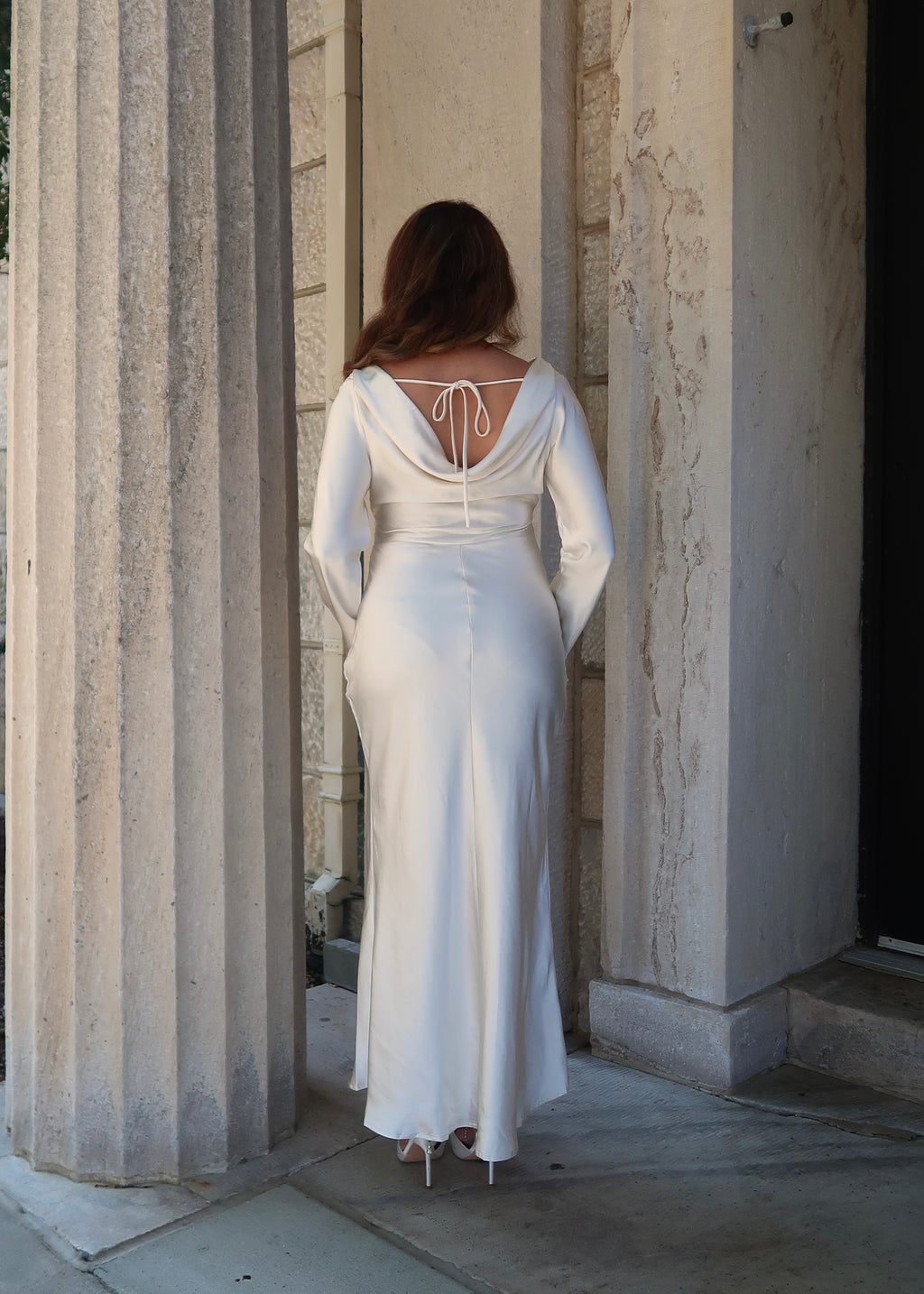Long sleeve white maxi dress, satin, open back, tied 