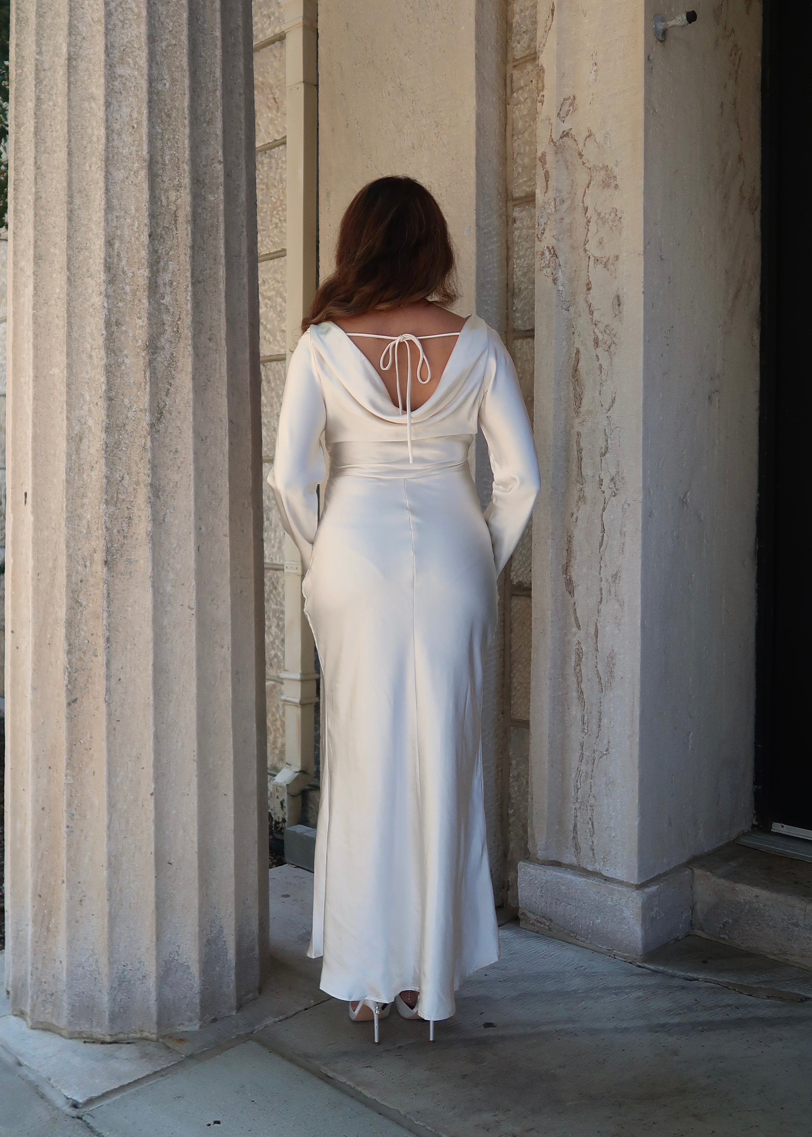 Long sleeve white maxi dress, satin, open back, tied 