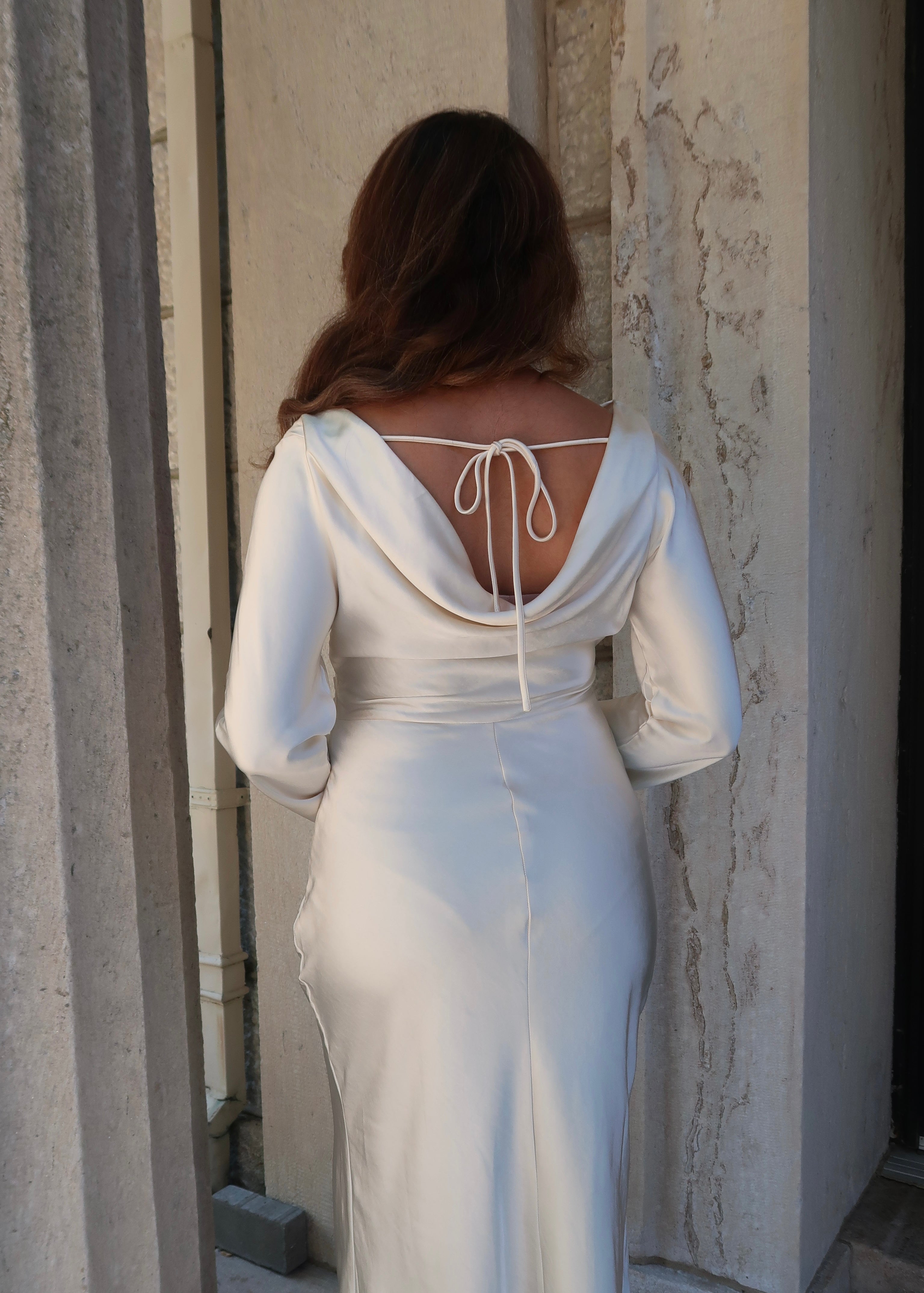 Long sleeve white maxi dress, satin, open back, tied 