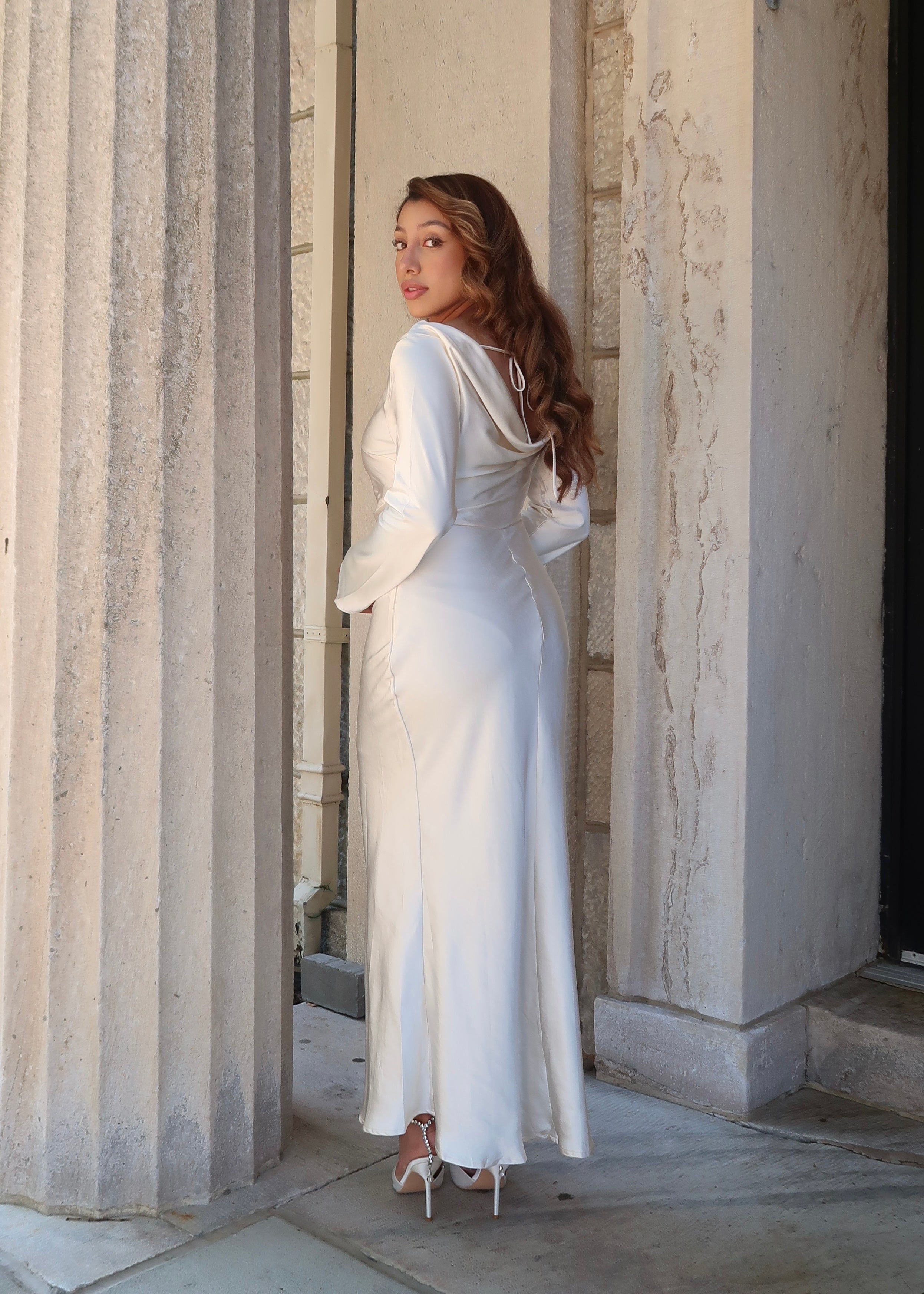 Long sleeve white maxi dress, satin, open back, tied 
