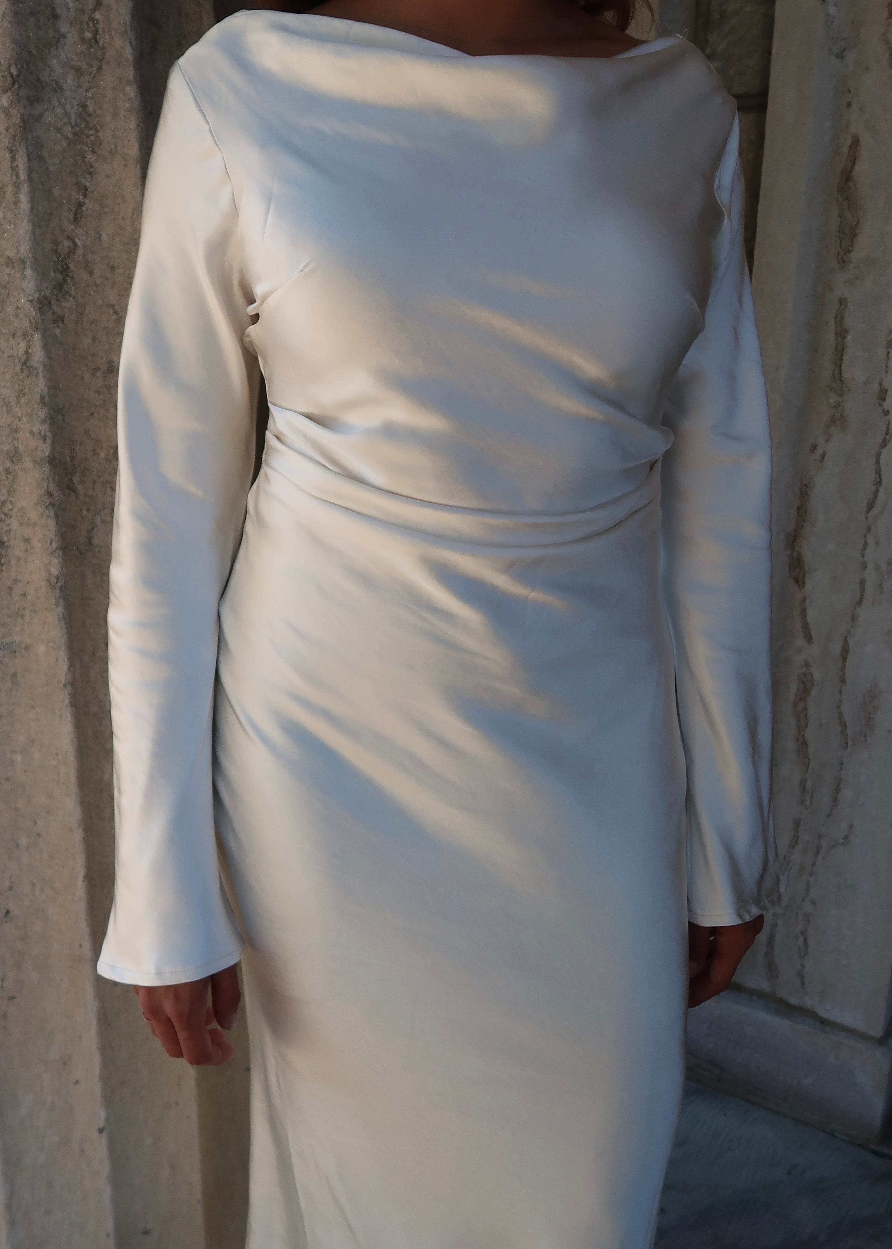 Long sleeve white maxi dress, satin, open back, tied 