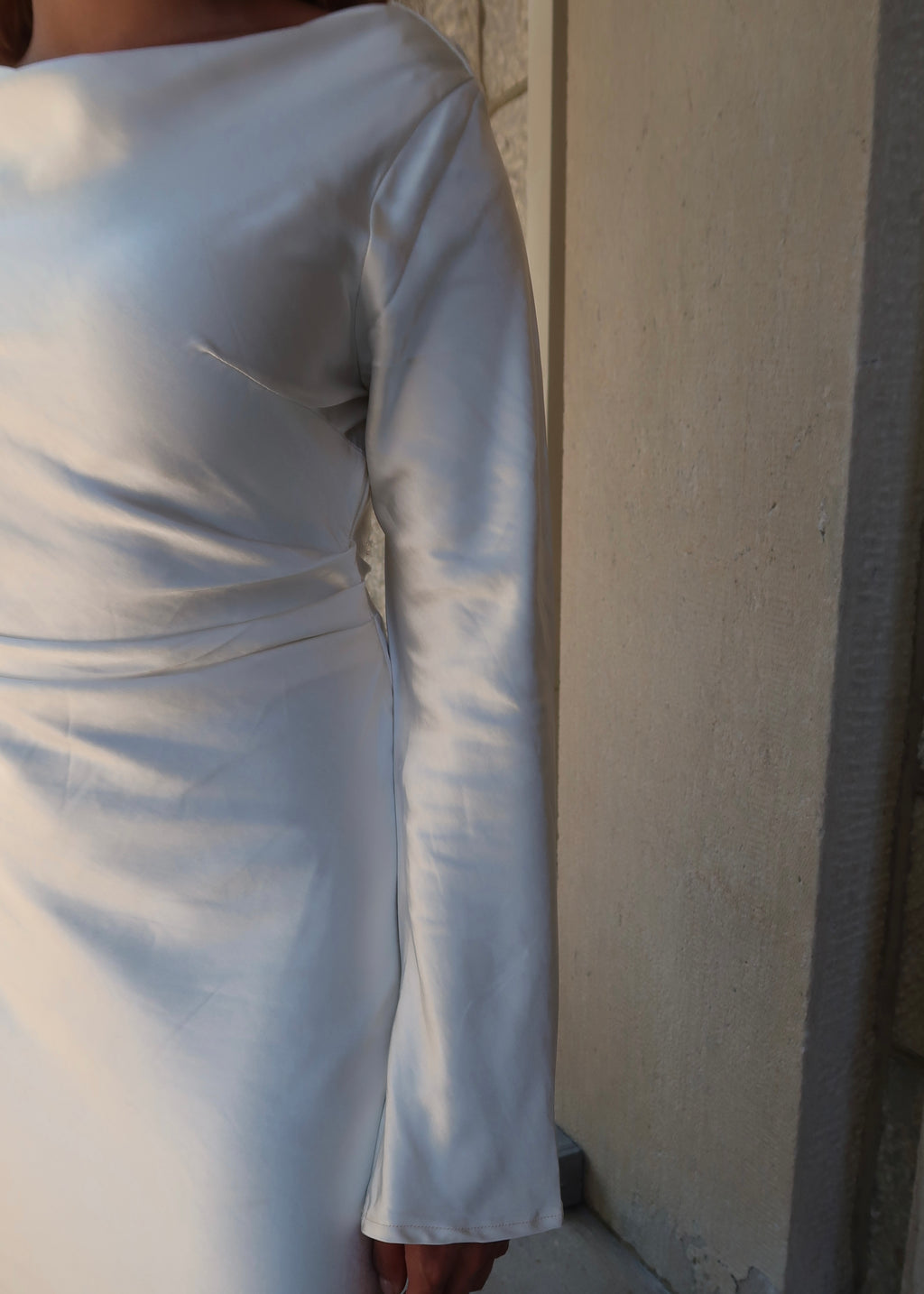 Long sleeve white maxi dress, satin, open back, tied 