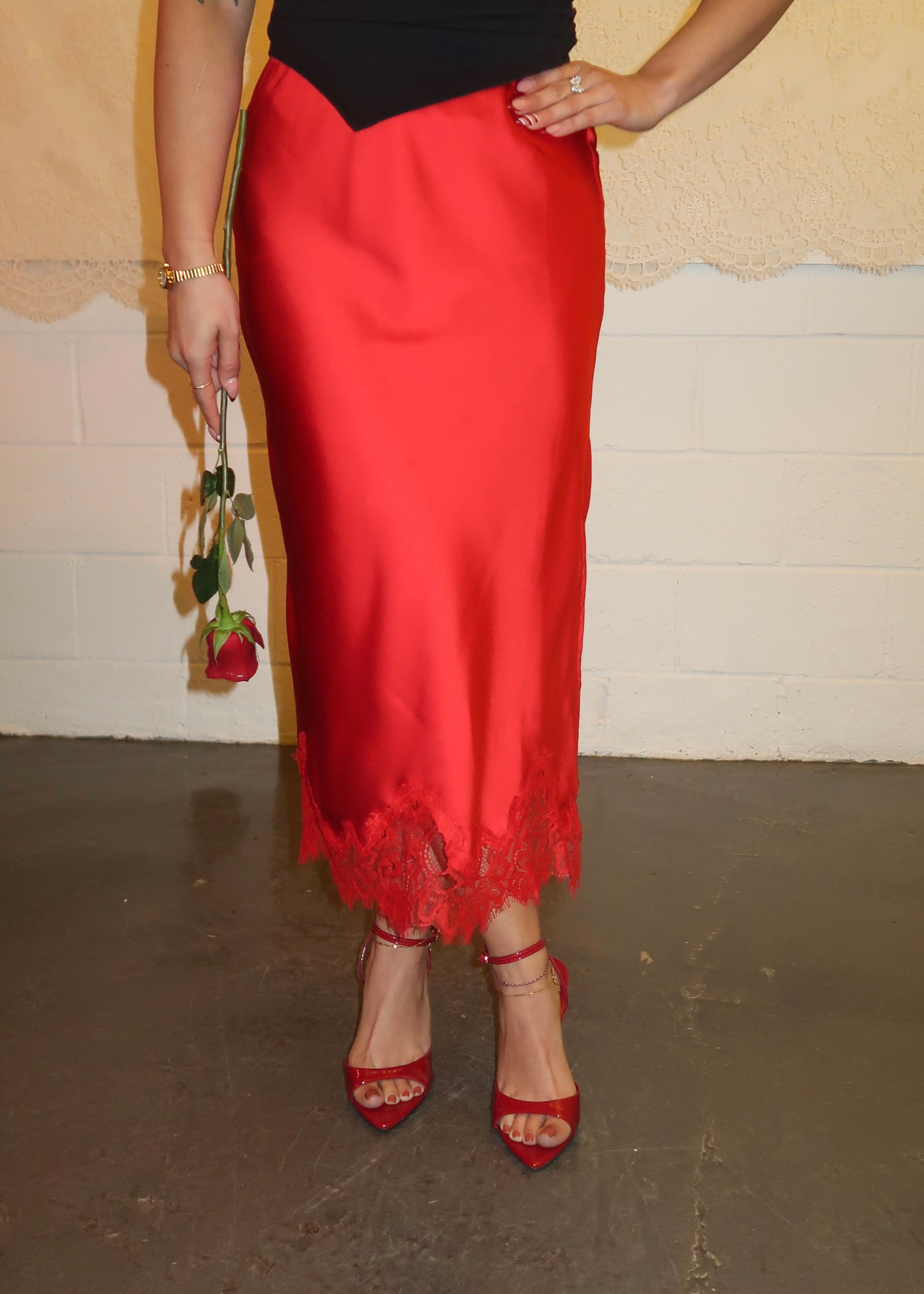 Red lace midi skirt, lace detail, side slit 