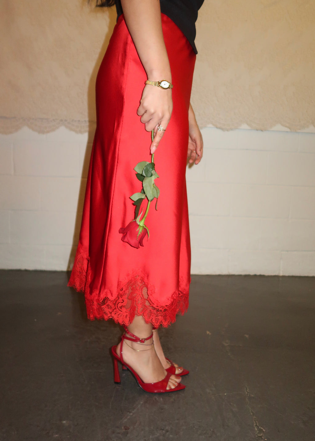 Red lace midi skirt, lace detail, side slit 